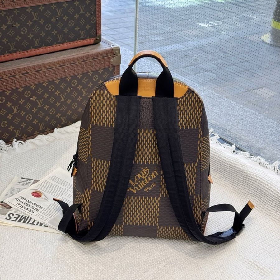 Lv nigo限量聯名款雙肩包 20編碼 配件:塵袋-1