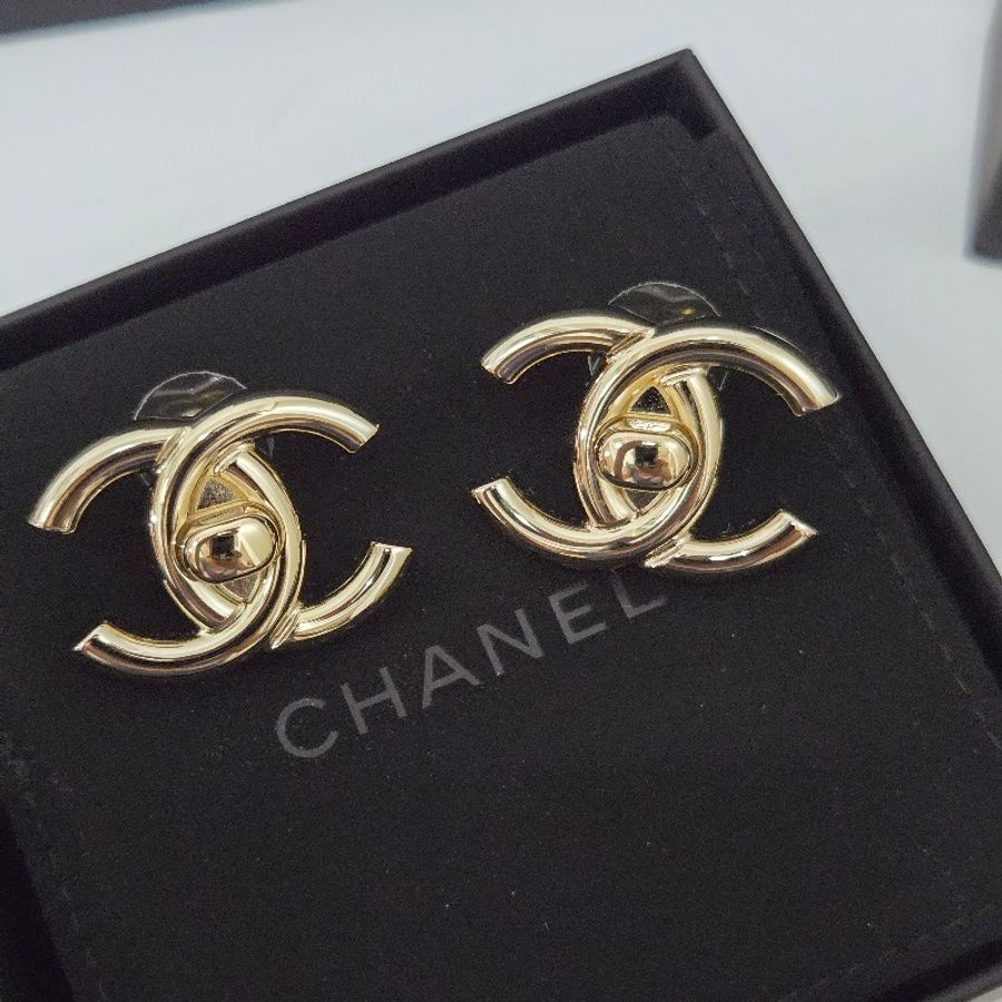 香奈兒 Chanel 書包釦金色雙C logo 耳環-5