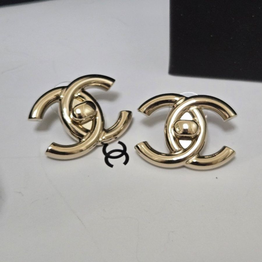 香奈兒 Chanel 書包釦金色雙C logo 耳環-6