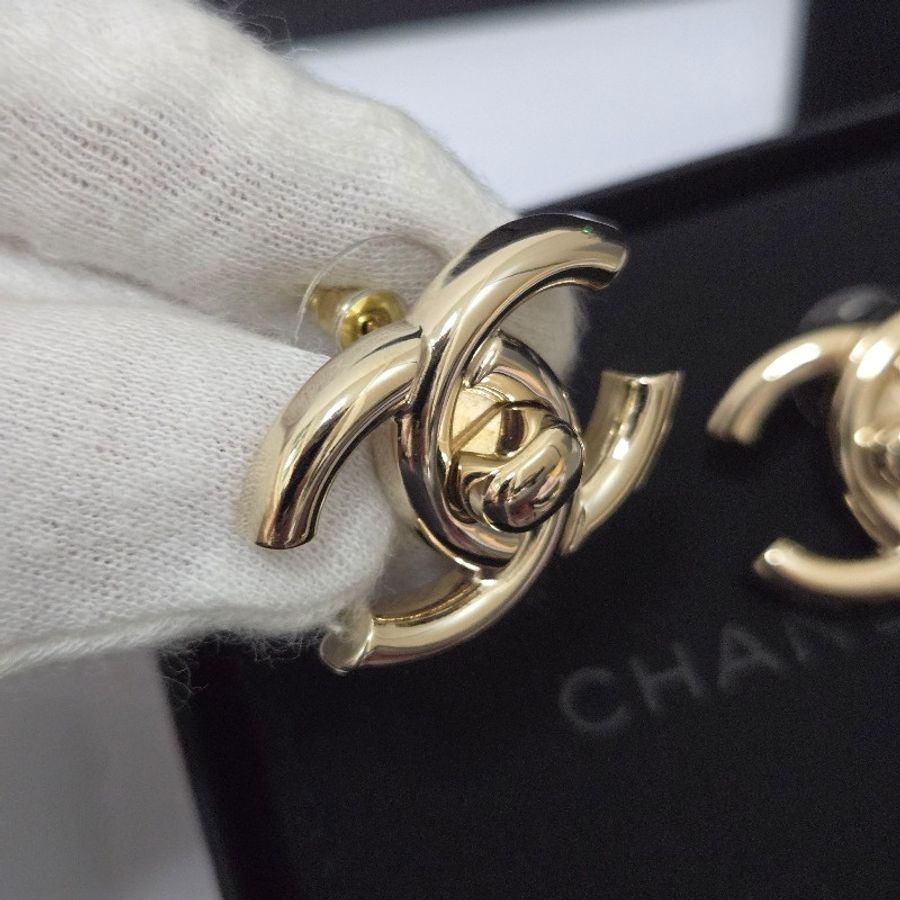 香奈兒 Chanel 書包釦金色雙C logo 耳環-8