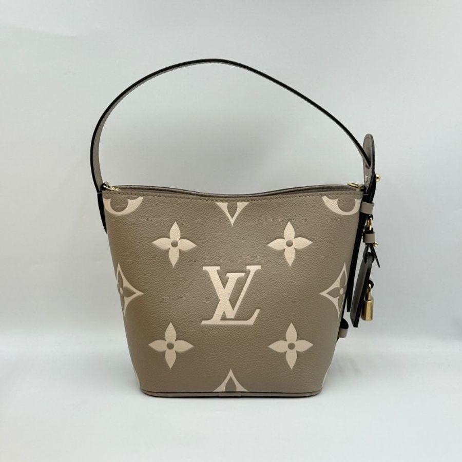 Louis Vuitton All In BB M13045 LV押花粒面牛皮鎖頭吊飾多揹法水桶包(附萬用包/斑鳩灰)-0