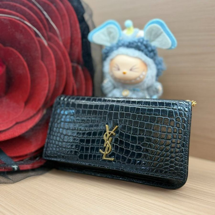 SAINT LAURENT聖羅蘭 YSL CASSANDRE MONOGRAM 金標Logo亮面鱷魚紋壓花 小牛皮 斜背包手機包 女款 黑色-0