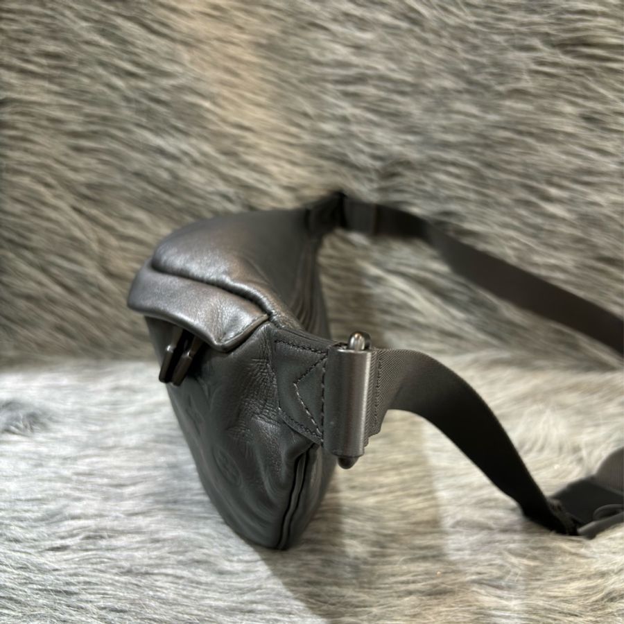 LV M46036 DISCOVERY 黑色牛皮 原花字紋老花 腰包 斜背包 肩背包 胸口包 霹靂包-4