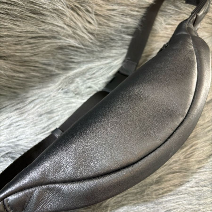 LV M46036 DISCOVERY 黑色牛皮 原花字紋老花 腰包 斜背包 肩背包 胸口包 霹靂包-8