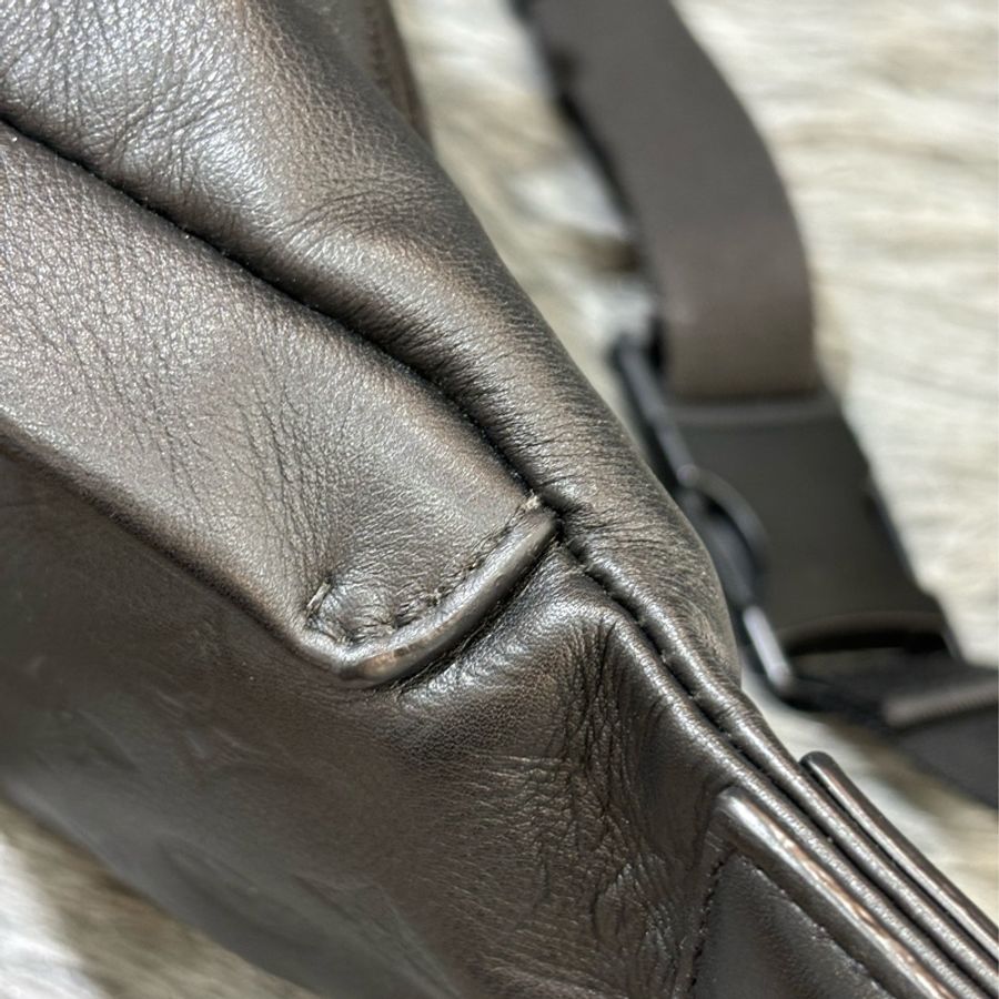 LV M46036 DISCOVERY 黑色牛皮 原花字紋老花 腰包 斜背包 肩背包 胸口包 霹靂包-13
