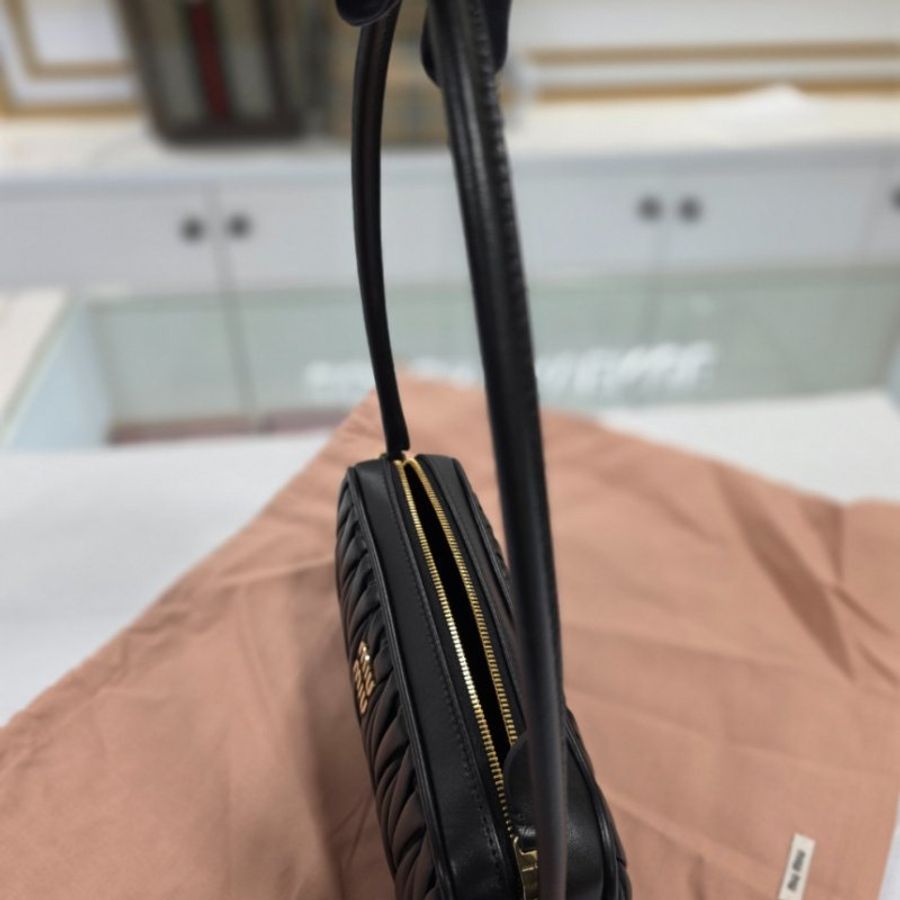 🎉新品好折扣✨Miu Miu 5NE024 Matelasse 皺褶納帕軟皮肩背包 黑色-14