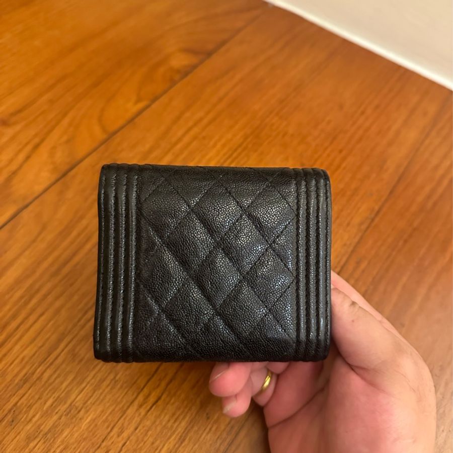 CHANEL 黑荔枝金BOY釦式三折短夾-3