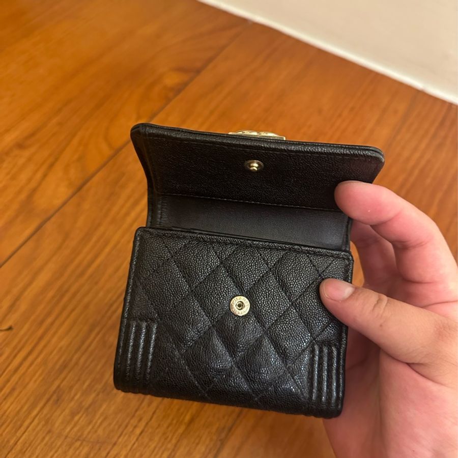 CHANEL 黑荔枝金BOY釦式三折短夾-6