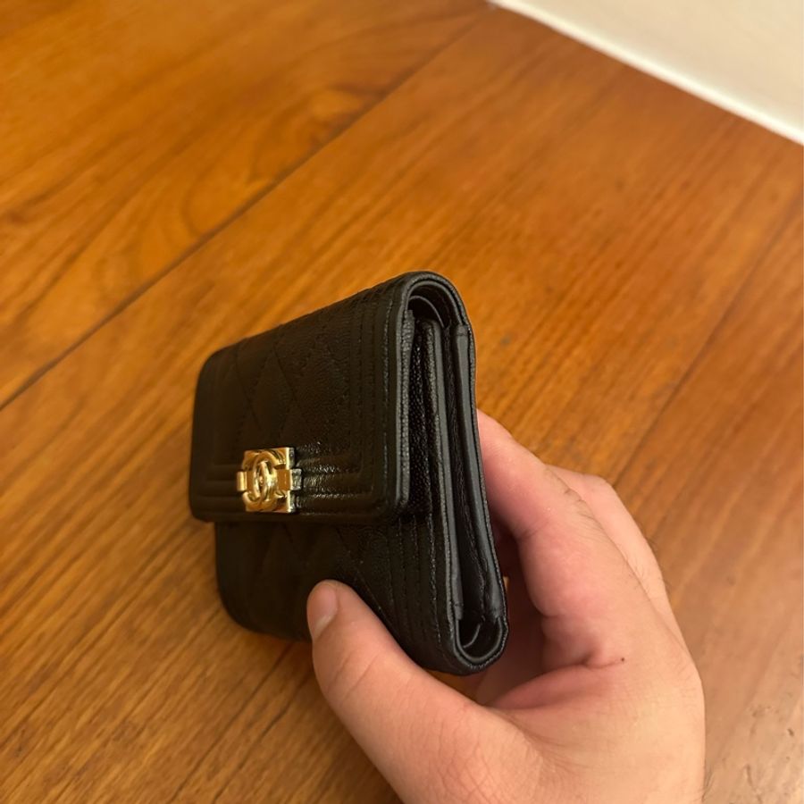 CHANEL 黑荔枝金BOY釦式三折短夾-17