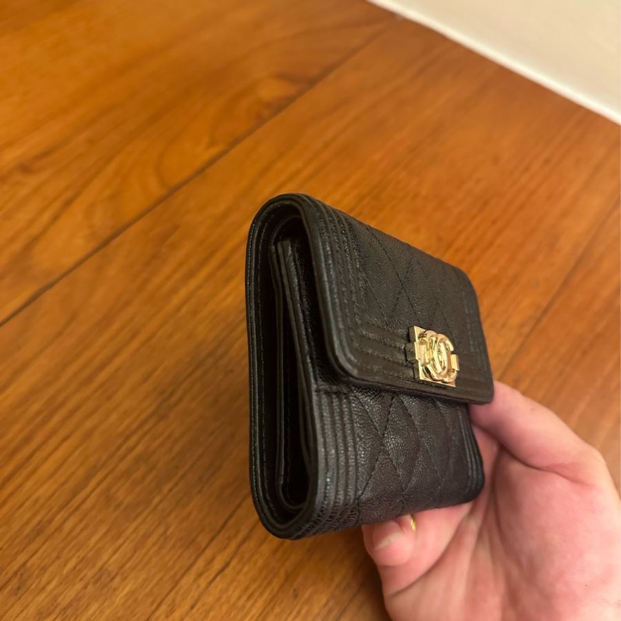 CHANEL 黑荔枝金BOY釦式三折短夾-18