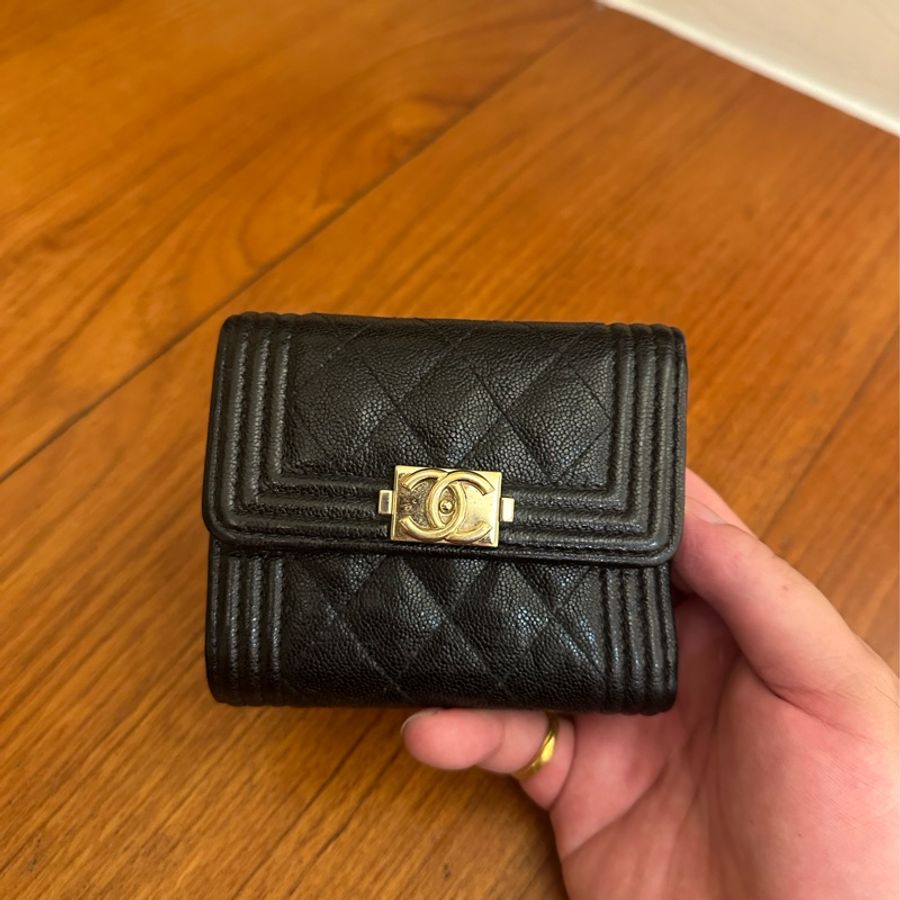 CHANEL 黑荔枝金BOY釦式三折短夾-19