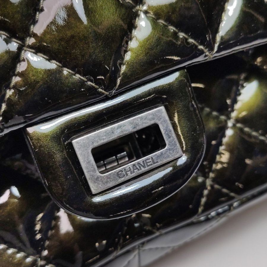 Chanel 2.55 Flag Bag 季節限定款 大號 漆皮 菱格 絎縫 長方形旋扣 單肩包-11