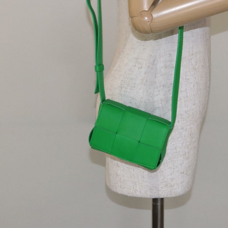 【日本直送】BOTTEGA VENETA MAXI INTRECCIATO 糖果卡式包皮革綠色正品 137583-20