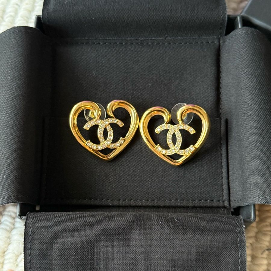 CHANEL 全新香奈兒金色愛心鏤空水鑽雙C LOGO耳環-1