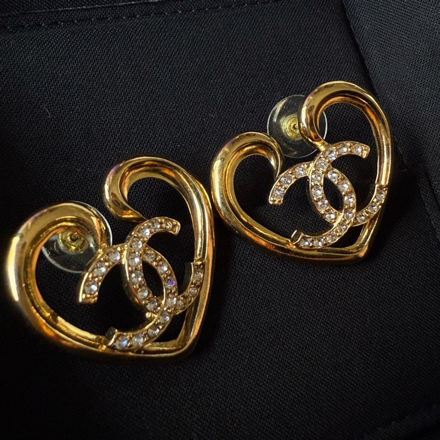 CHANEL 全新香奈兒金色愛心鏤空水鑽雙C LOGO耳環-4