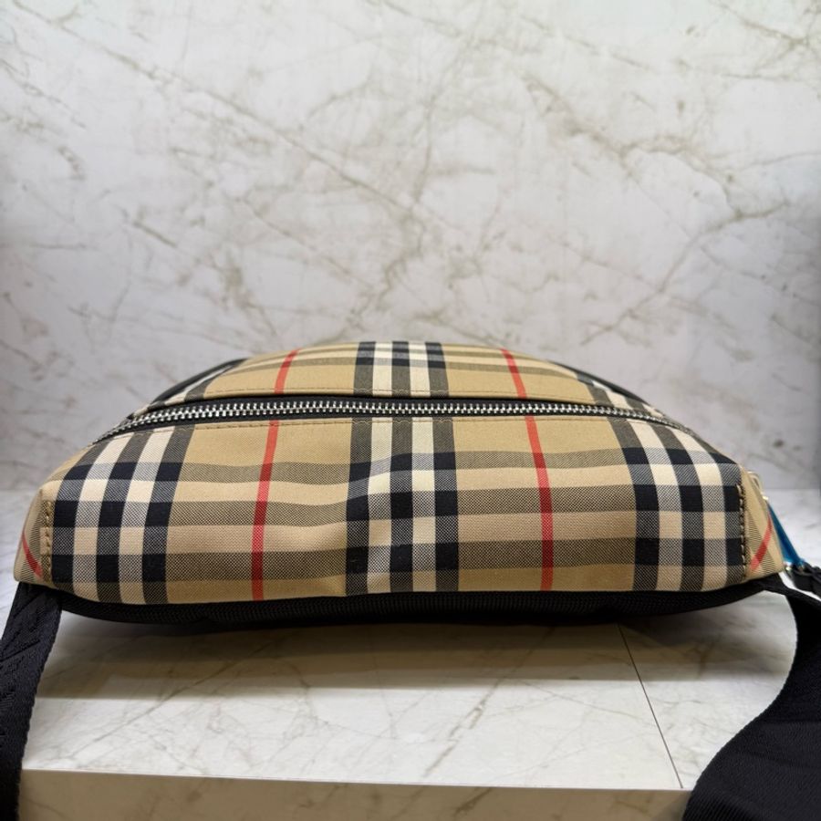 BURBERRY經典格紋布面斜肩背-2