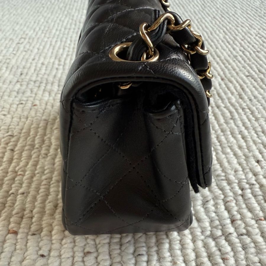 CHANEL MINI COCO黑色羊皮金釦金鍊肩背斜背包17公分方胖子-4