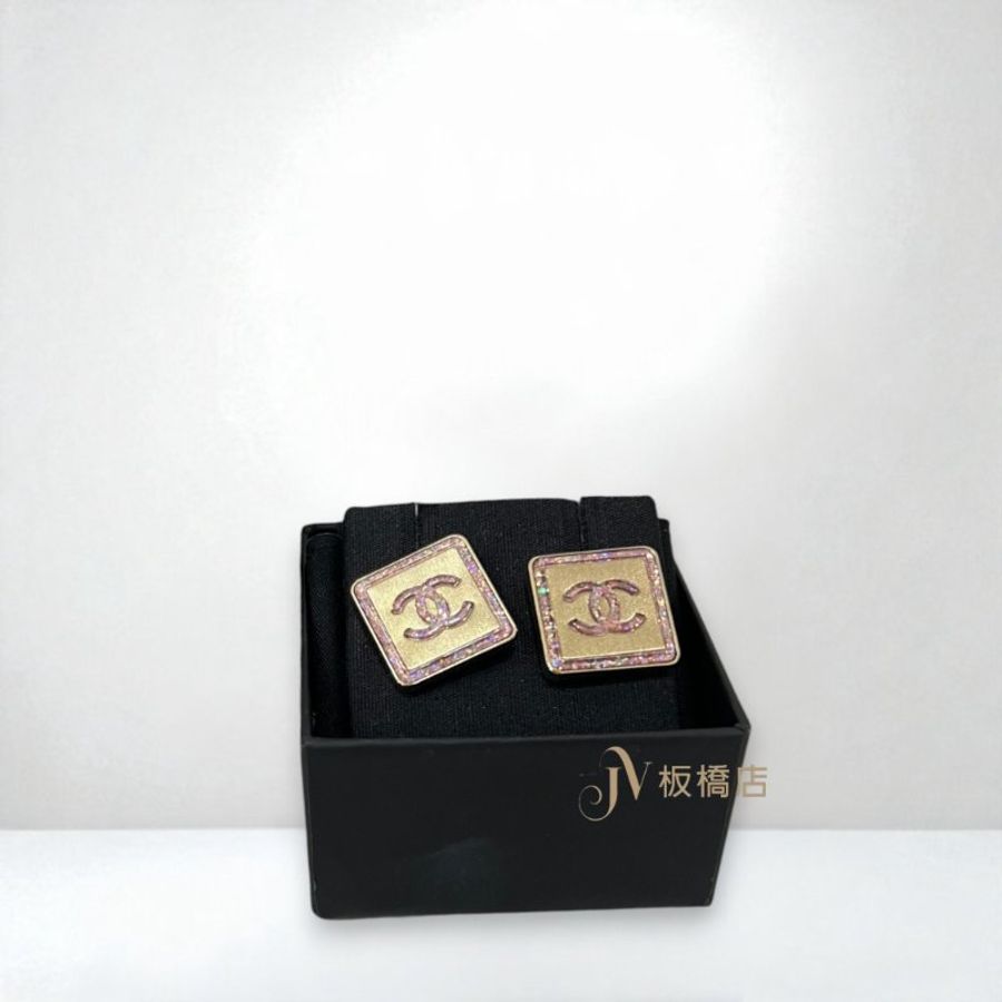 CHANEL 粉彩亮片雙C方形霧金耳環-1