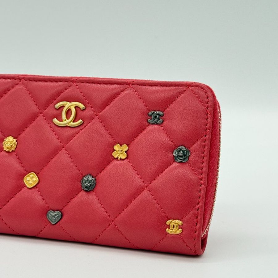 【聖誕紅🎁送禮自用】 CHANEL 香奈兒 徽章款 小羊皮 幸運符 中短夾 西瓜紅-4