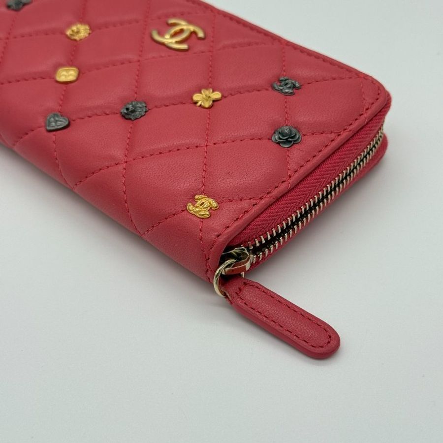 【聖誕紅🎁送禮自用】 CHANEL 香奈兒 徽章款 小羊皮 幸運符 中短夾 西瓜紅-7