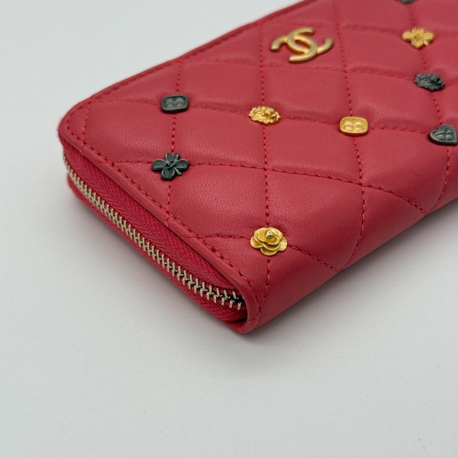 【聖誕紅🎁送禮自用】 CHANEL 香奈兒 徽章款 小羊皮 幸運符 中短夾 西瓜紅-12