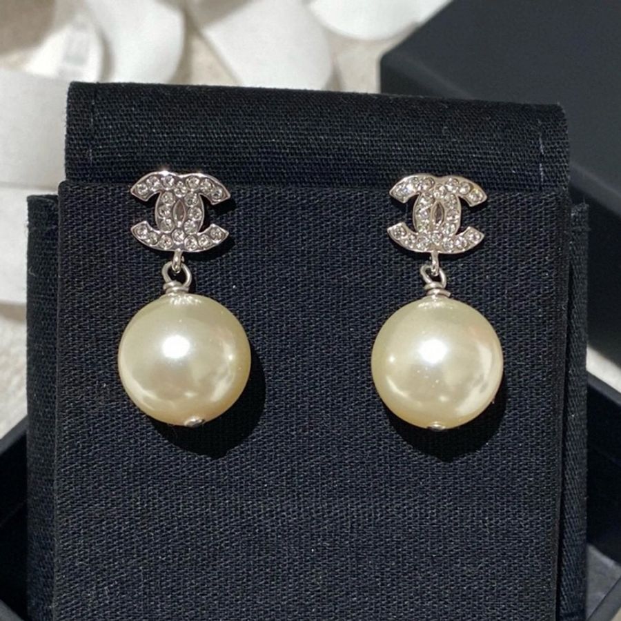 Chanel 經典款垂吊珍珠 銀色水鑽Logo耳環-0
