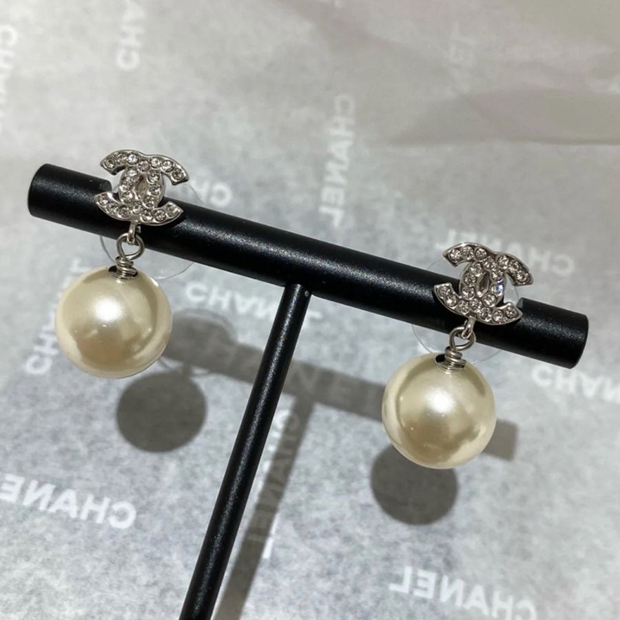 Chanel 經典款垂吊珍珠 銀色水鑽Logo耳環-1