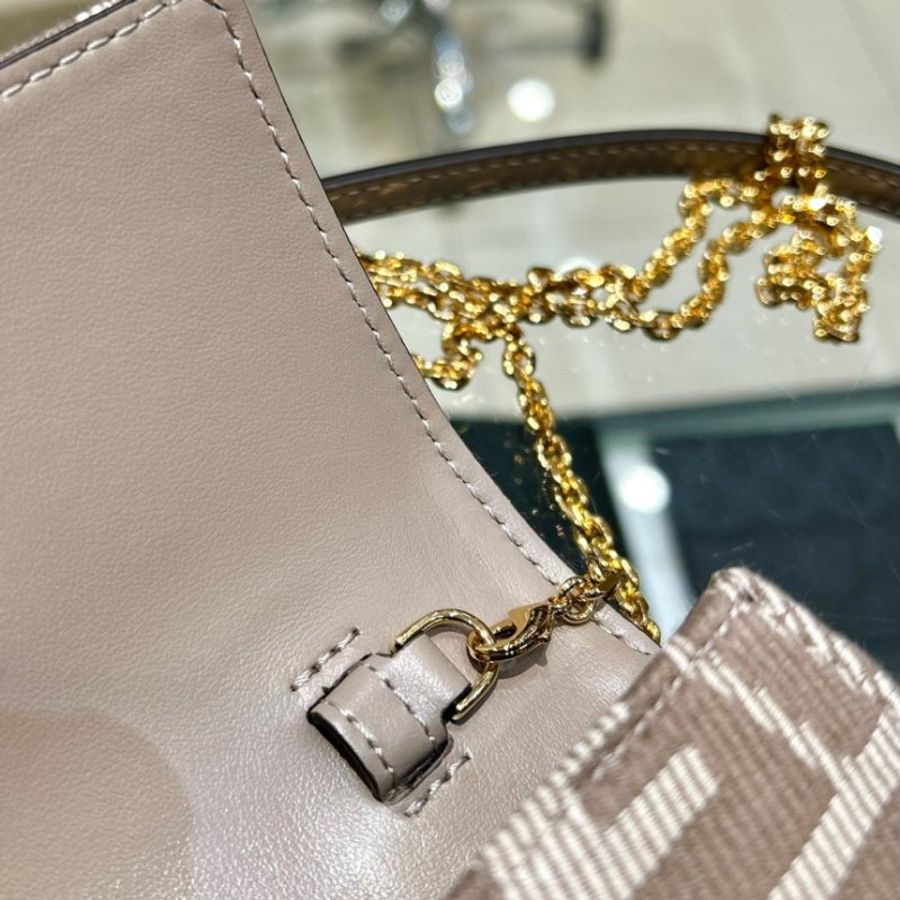 🎉新品好折扣✨Fendi 8M0498 FF 緹花貝貴 Baguette WOC 鏈帶皮夾 米色-10