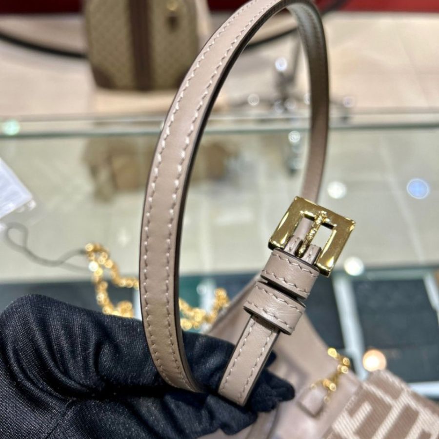 🎉新品好折扣✨Fendi 8M0498 FF 緹花貝貴 Baguette WOC 鏈帶皮夾 米色-11