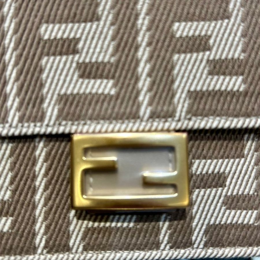 🎉新品好折扣✨Fendi 8M0498 FF 緹花貝貴 Baguette WOC 鏈帶皮夾 米色-13