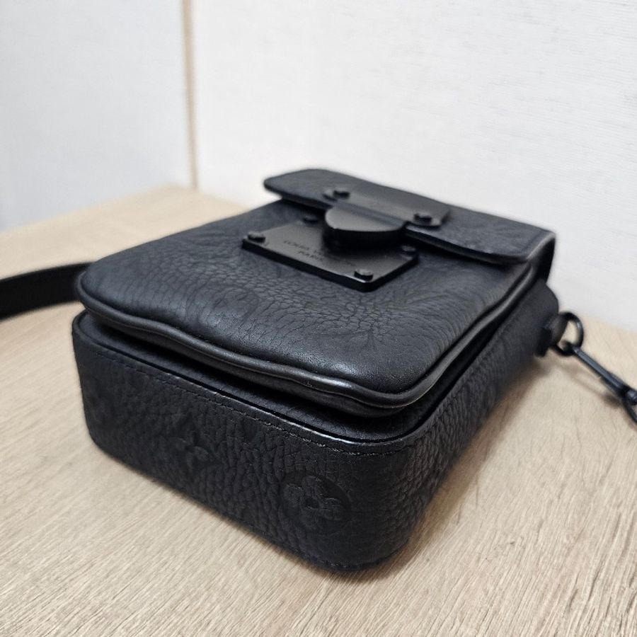 LV黑釦黑壓紋 S Lock直立式斜背包-4