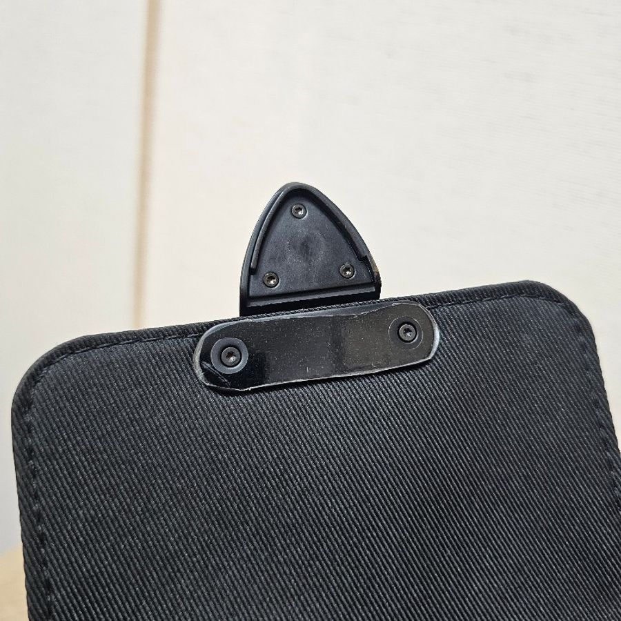 LV黑釦黑壓紋 S Lock直立式斜背包-11