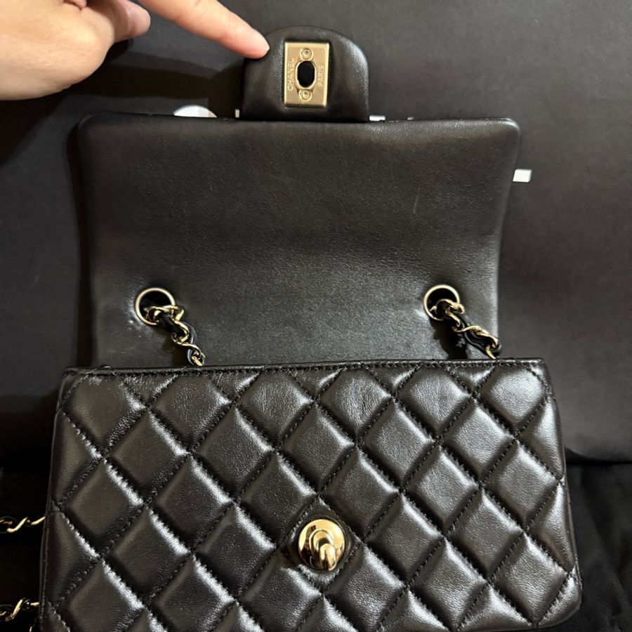 Chanel香奈兒 25S經典口蓋包CF20 黑色羊皮 淡金扣-18