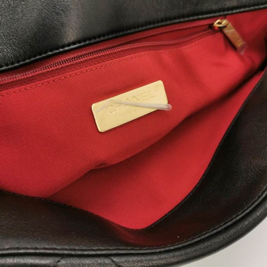Chanel 19Bag Maxi 羊皮 純色 菱格 絎縫 穿皮 雙C扣 單肩包-7