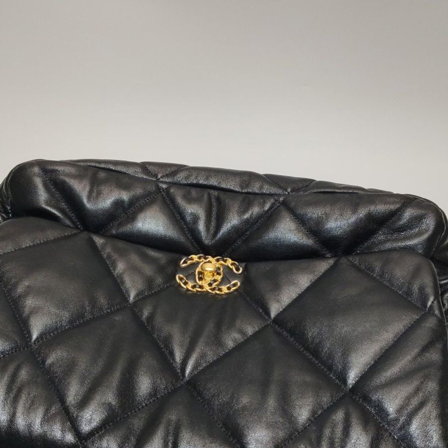 Chanel 19Bag Maxi 羊皮 純色 菱格 絎縫 穿皮 雙C扣 單肩包-17