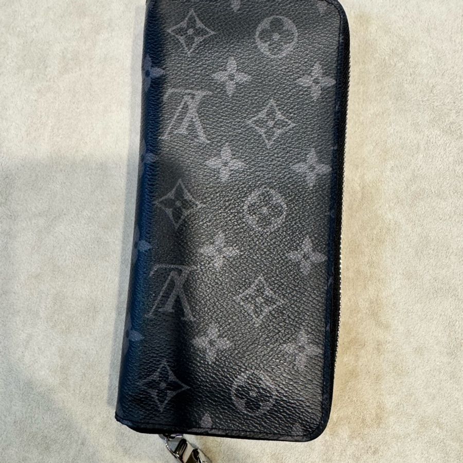 LV 黑灰原花直式拉鏈長夾M62295-2