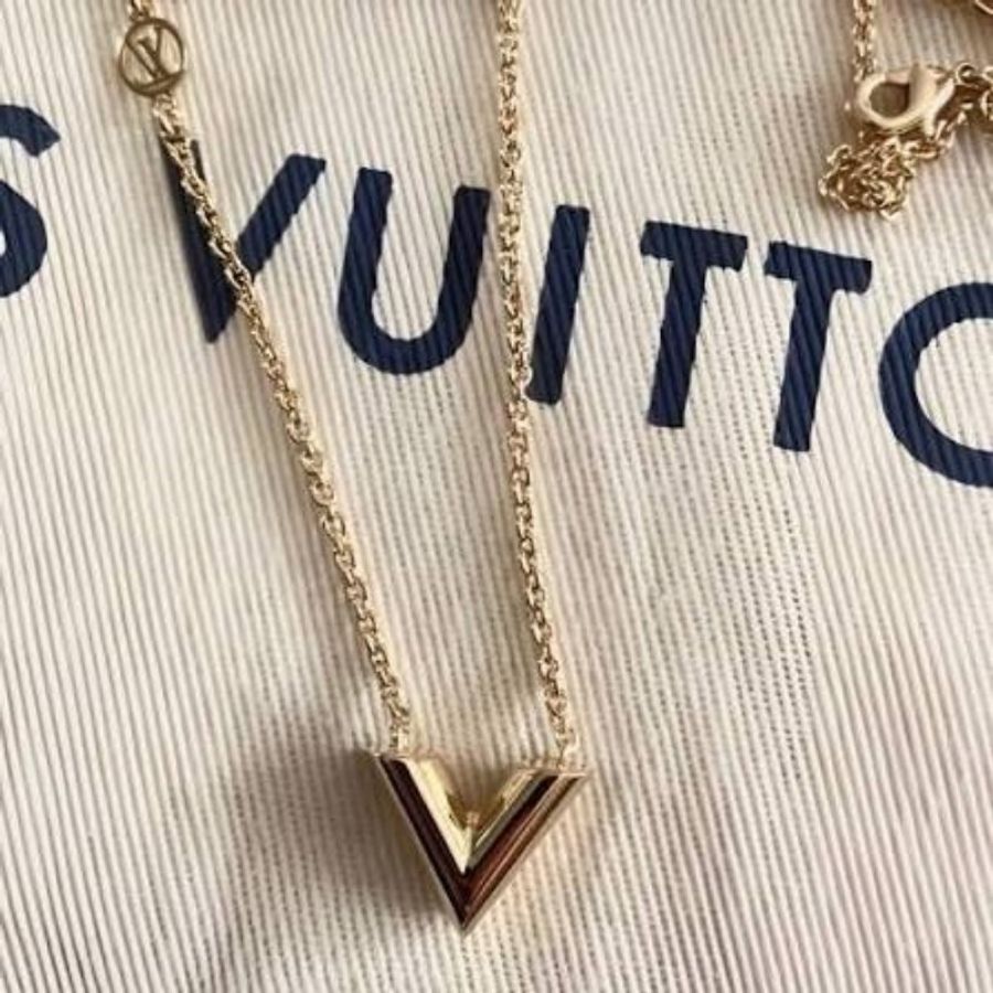 全新 LV 
Essential V 金色飾面黃銅金屬 項鍊 M00857-2