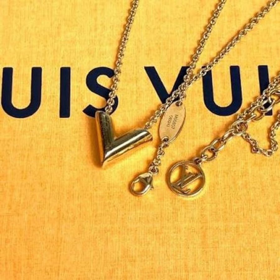 全新 LV 
Essential V 金色飾面黃銅金屬 項鍊 M00857-3