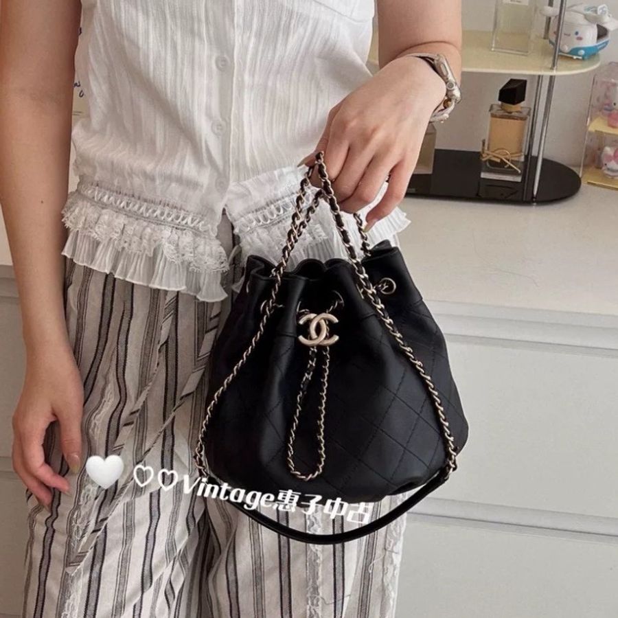 卡標齊全😍Chanel黑金外縫線抽繩小水桶肩背包🪣-1