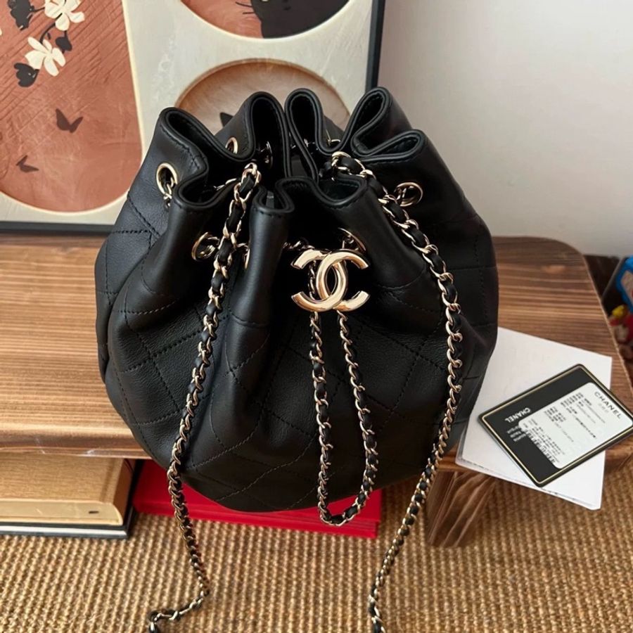 卡標齊全😍Chanel黑金外縫線抽繩小水桶肩背包🪣-3