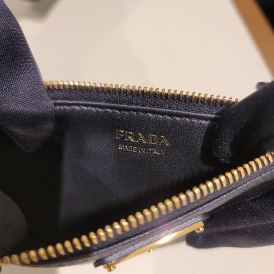 🎉新品好折扣✨Prada 1MC086 Saffiano 皮革十字紋拉鍊零錢卡片套 黑色-4