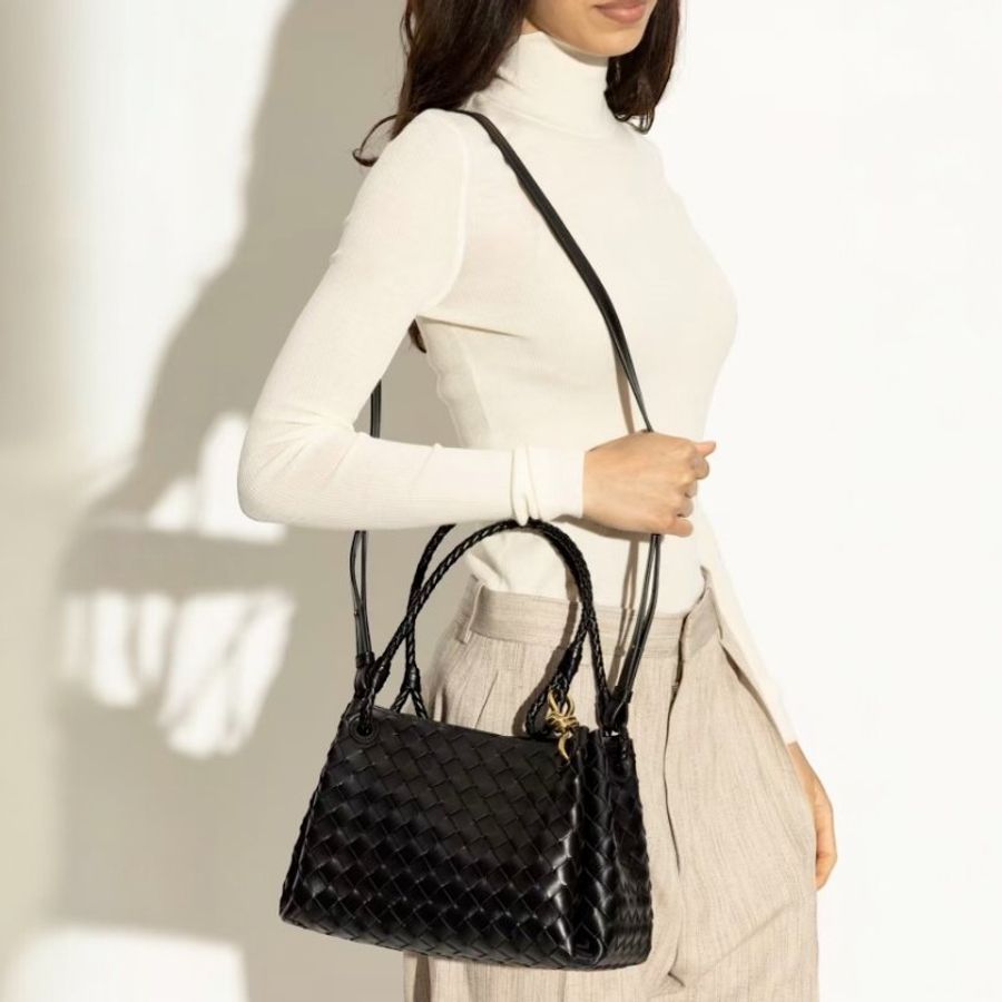 🎉新品好折扣✨Bottega Veneta 835921 Parachute 羊皮編織中款降落傘包 黑色-4