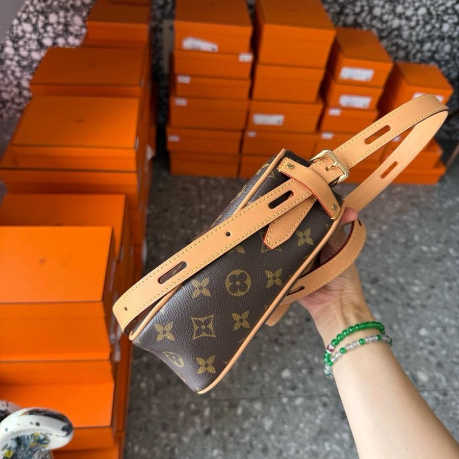 Lv monogram game on bag-4