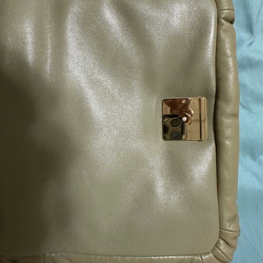 LOEWE 羅威 Goya 納帕小羊皮鍊帶枕頭包(黏土綠)-14