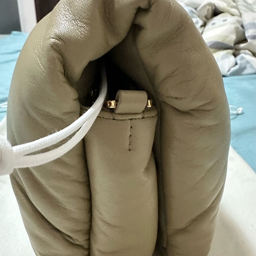 LOEWE 羅威 Goya 納帕小羊皮鍊帶枕頭包(黏土綠)-16