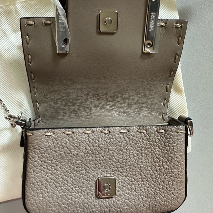 Fendi 7AS045大象灰牛皮粗縫線銀鍊超迷你法棍包 Selleria系列 可愛小包-17
