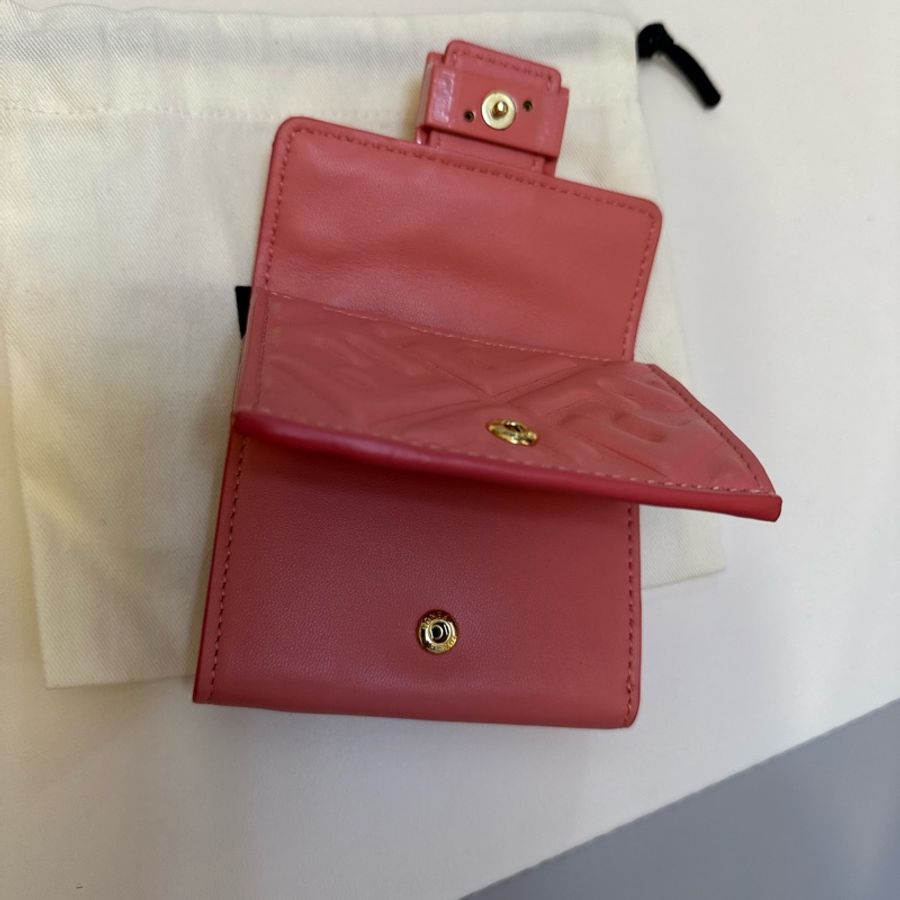 FENDI Baguette FF Logo 琺瑯金屬釦三折短夾 粉紅色全新-9