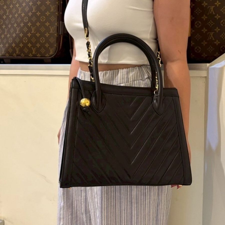 Chanel 金鍊黑皮革V格兩用托特包-6