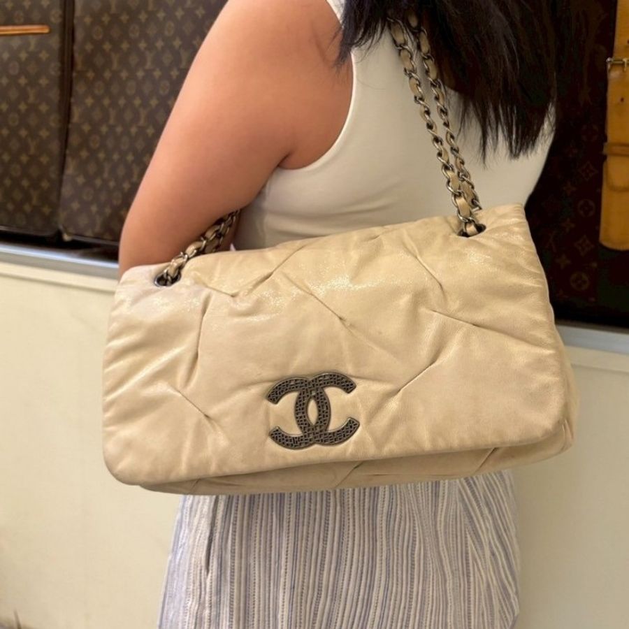 Chanel 銀鍊米白皮革抓皺口蓋肩側包-1