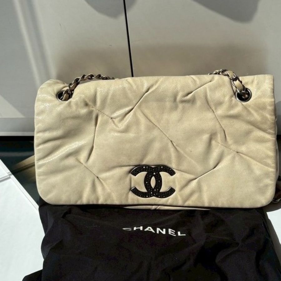 Chanel 銀鍊米白皮革抓皺口蓋肩側包-4